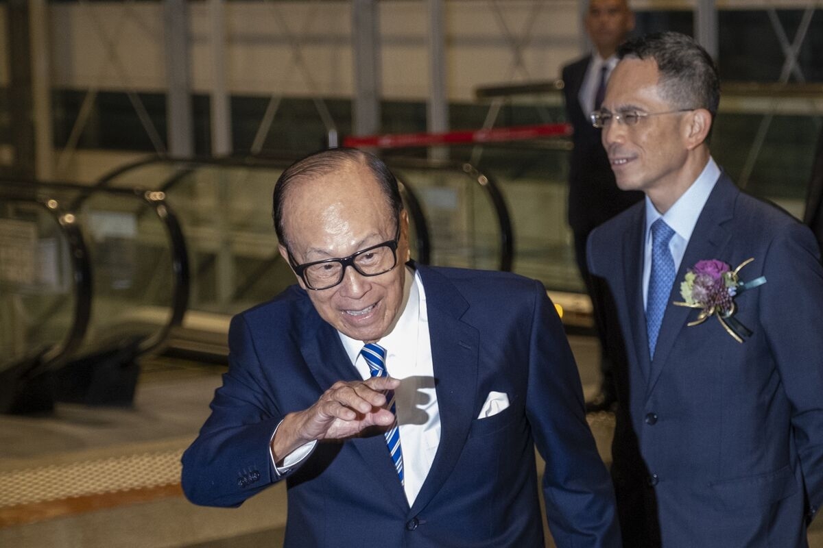 Li Ka-shing's China Clash Unnerves Rich Investors in Hong Kong