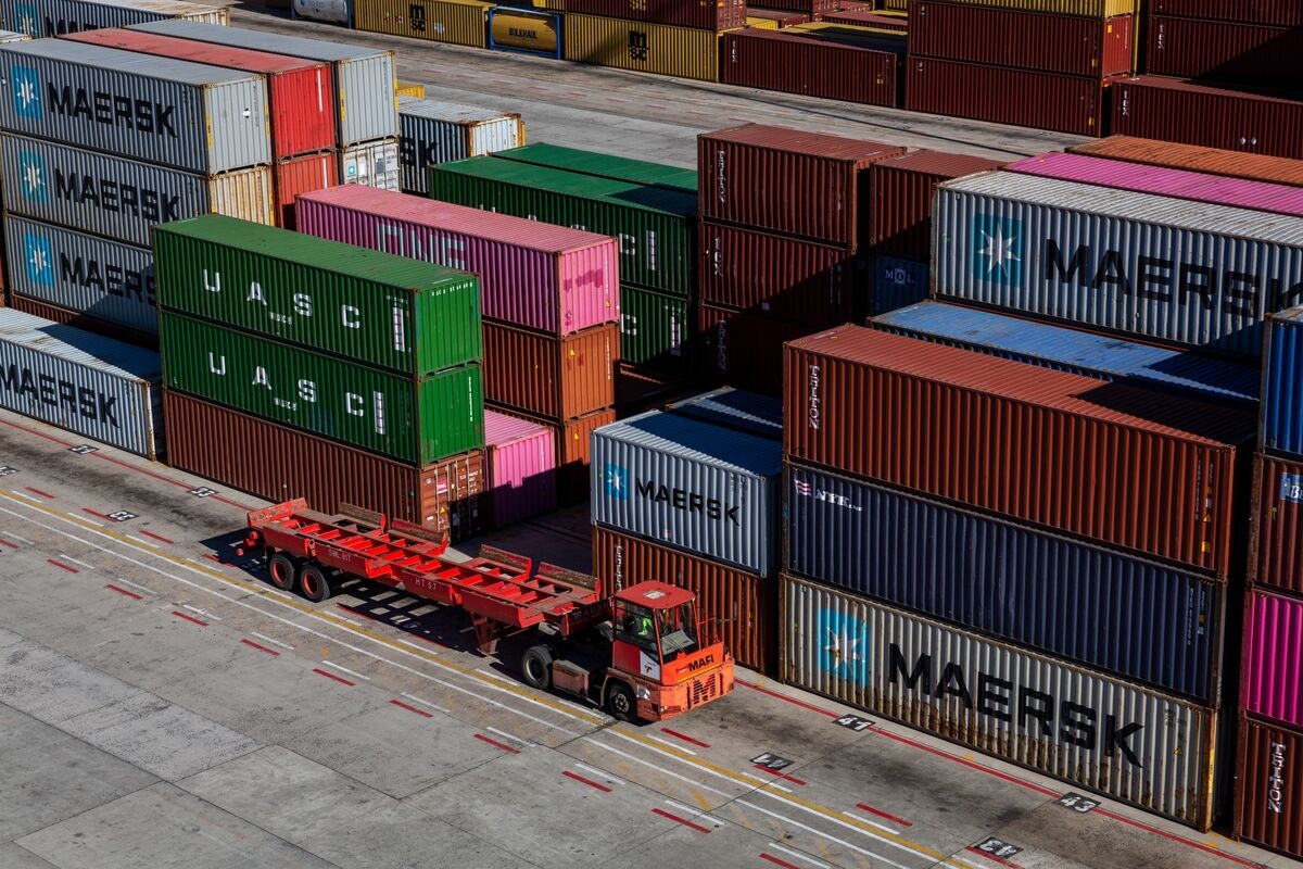 South Africa's Current Account Deficit Narrows Slightly