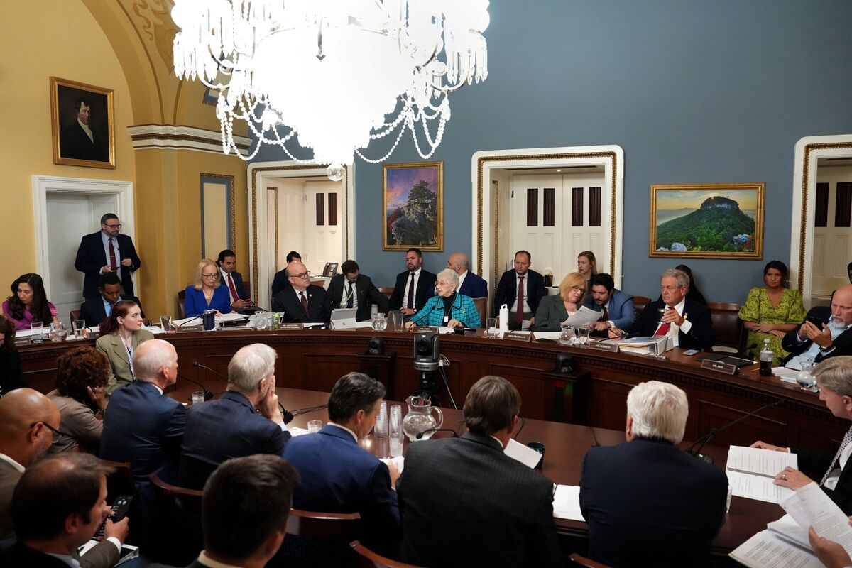 Congress Pulls Tax Cut All-Nighter With SALT Fight Unresolved