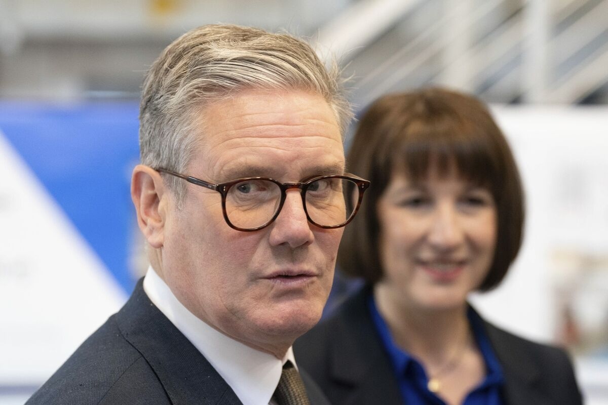 Starmer Vows Budgetary Rigor After UK Selloff Over Reeves Fears