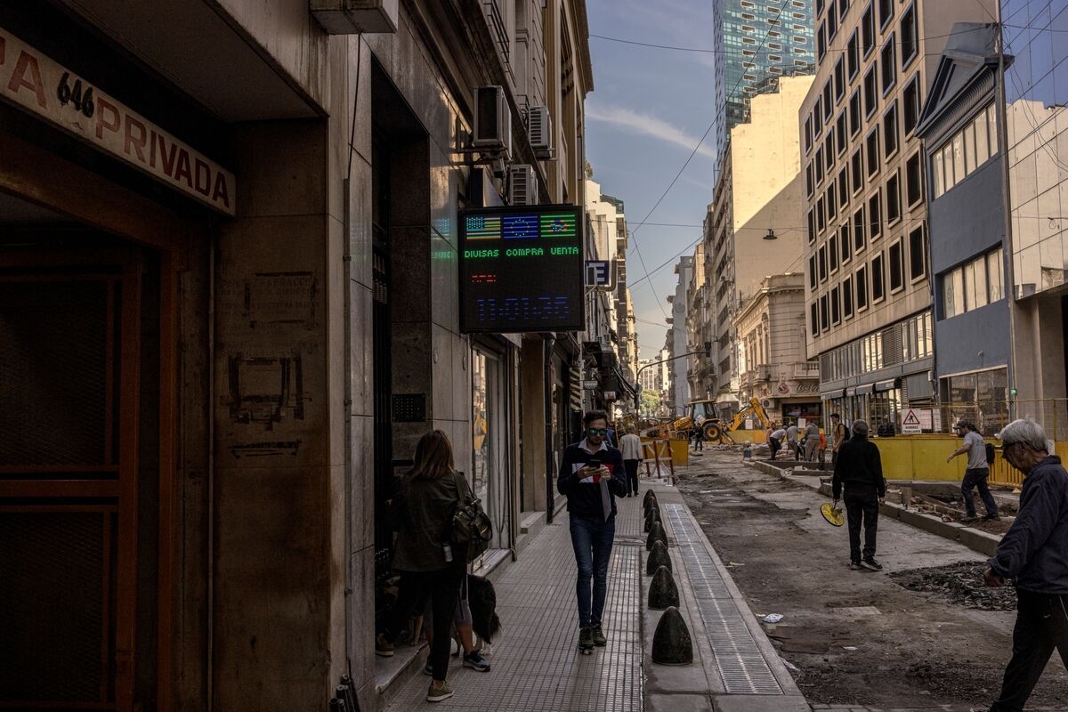 Argentina's Peso Debt Yields Soar to Record Ahead of Key Auction