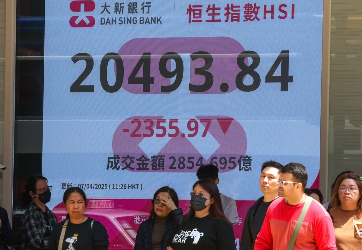 Hong Kong Traders in the Eye of the Global Market Storm