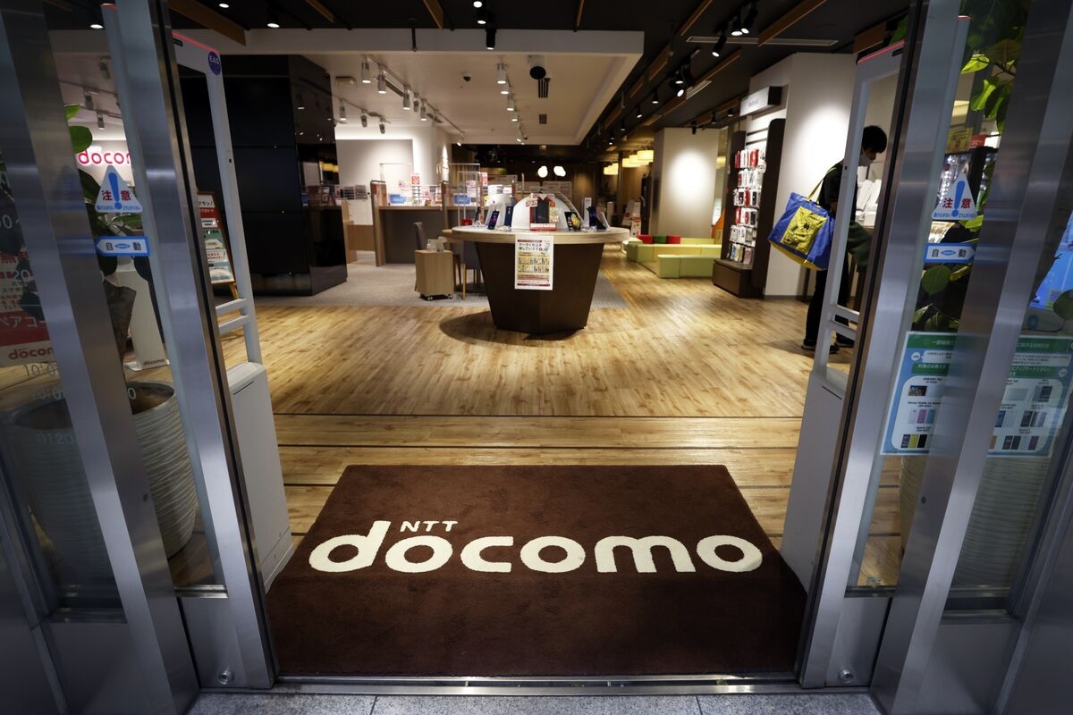 NTT Docomo to Buy Net Bank for $2.9 Billion in Cutthroat Market