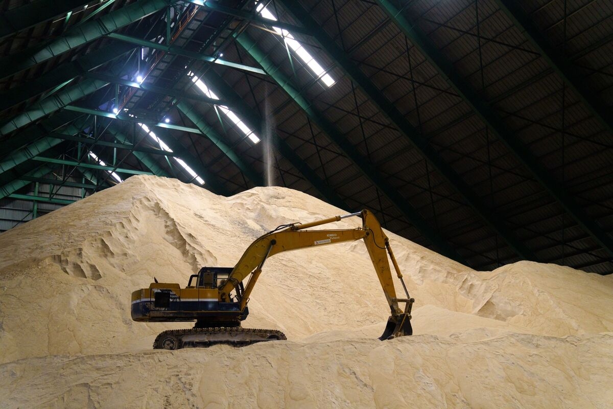 Sugar Jumps From 4-Year Low on Pakistan's Plans to Import