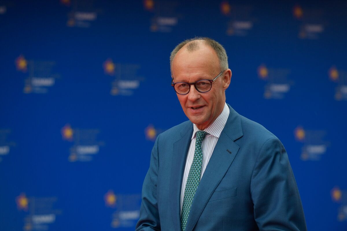 Merz Backs Commerzbank Independence in Letter to Works Council