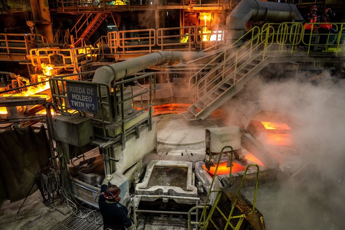 Chile Economic Activity Slips, Boosting Case for Key Rate Cuts