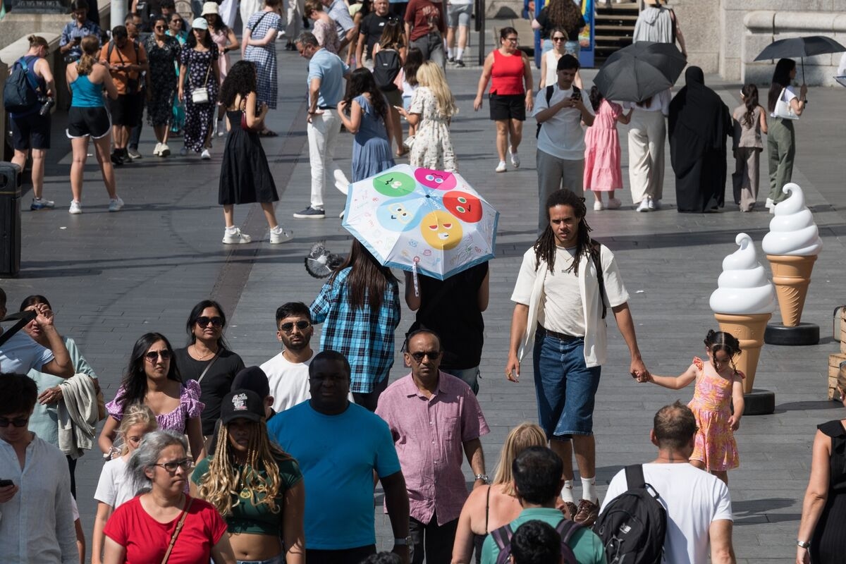 Brits Keep a Sweaty Upper Lip on Air Conditioning