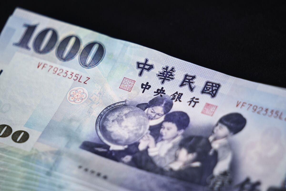 Taiwan Dollar's Stunning Rally Spells Trouble for Tech, Insurers