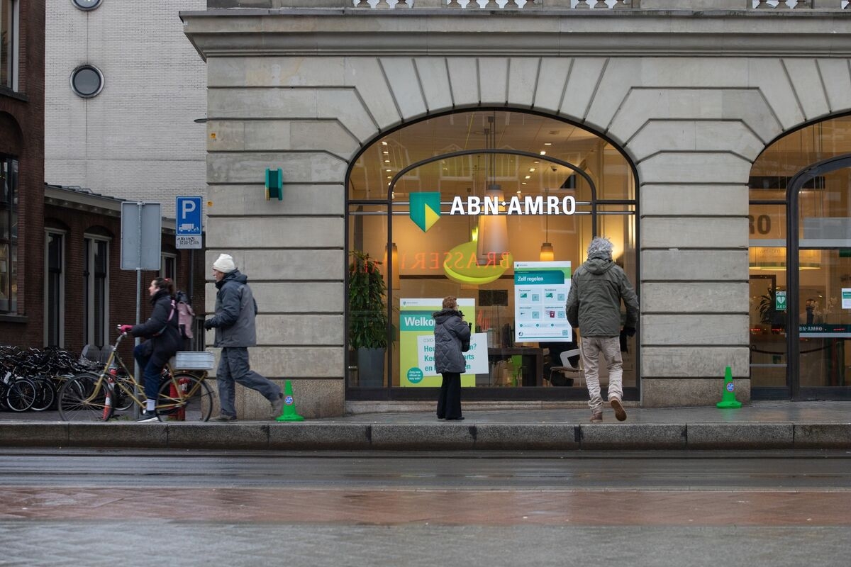ABN Amro in Dutch Central Bank Crosshairs Over Pay Restrictions