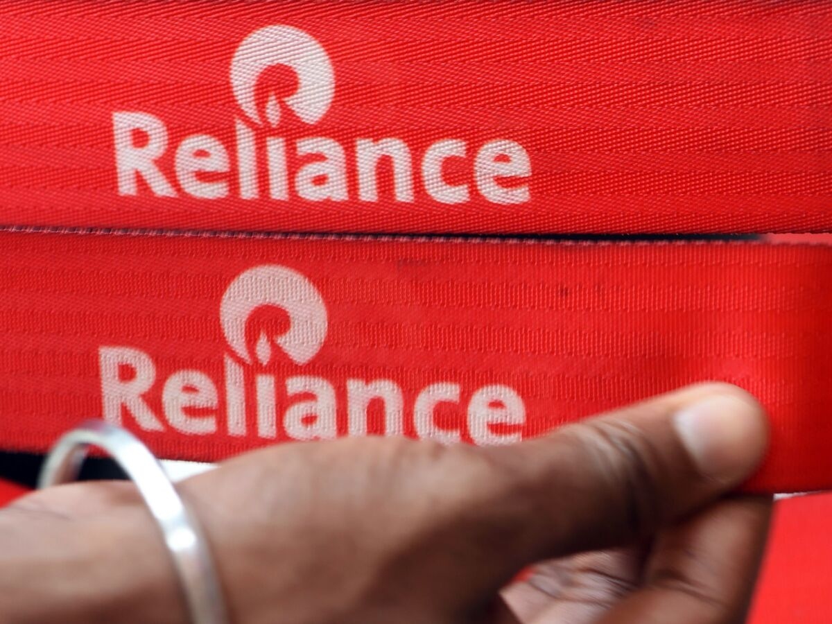 Ambani's Reliance Beats Profit Estimate on One-Time Gains
