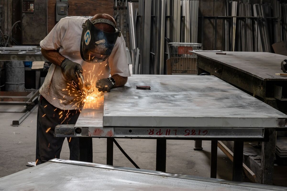 US Job Growth Is Seen Moderating on Shifting Trade Policy