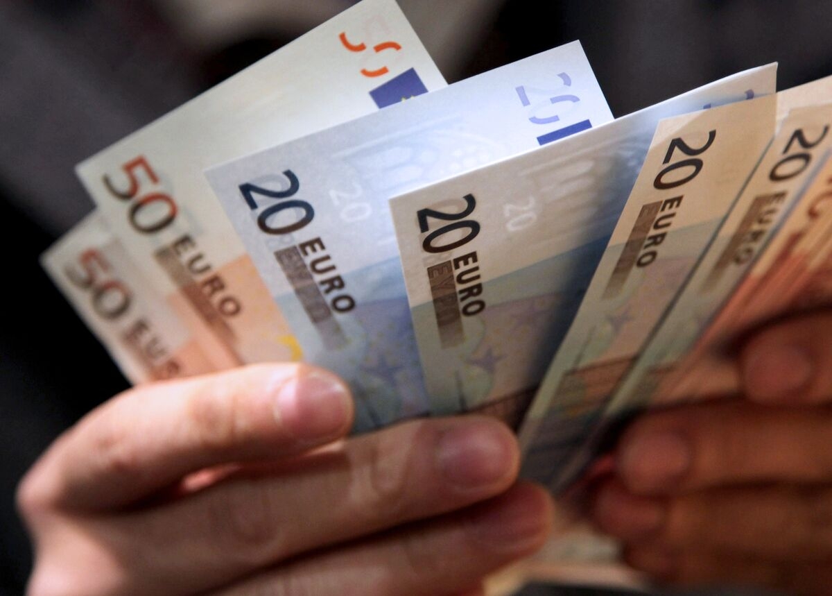 Currency Traders Are Ditching Dollar for Euro on Options Bets
