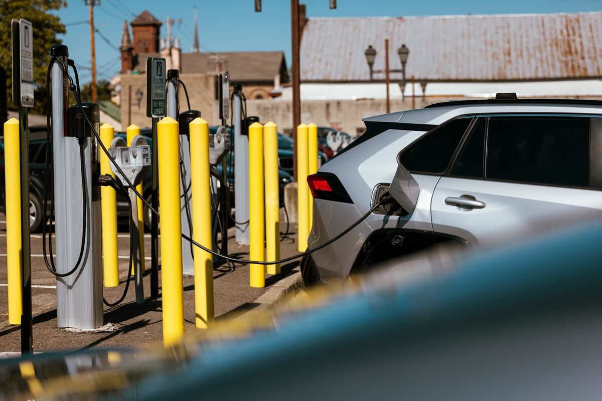 White House Memo on EV Grants Sets Up Fight Over Spending Power
