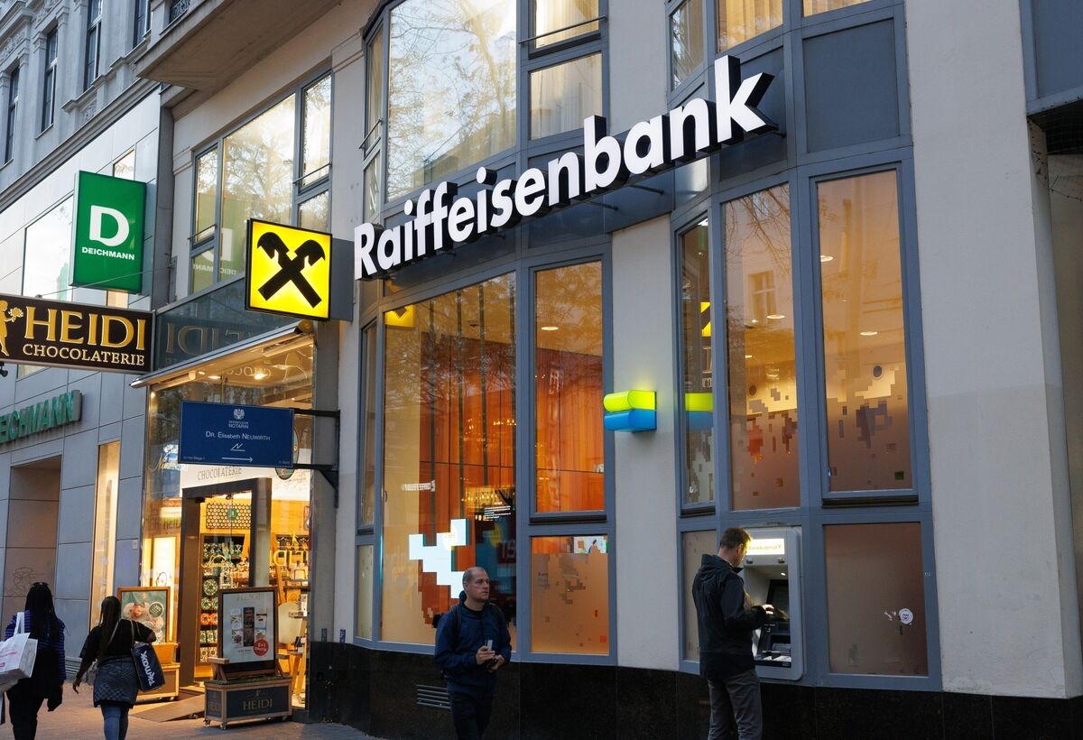 Raiffeisen Gets S&P Ratings Respite on Lower Risks From Russia