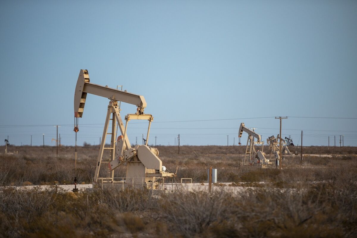 Hedge Funds Rush Into Oil Short Bets as OPEC Supply Risk Looms