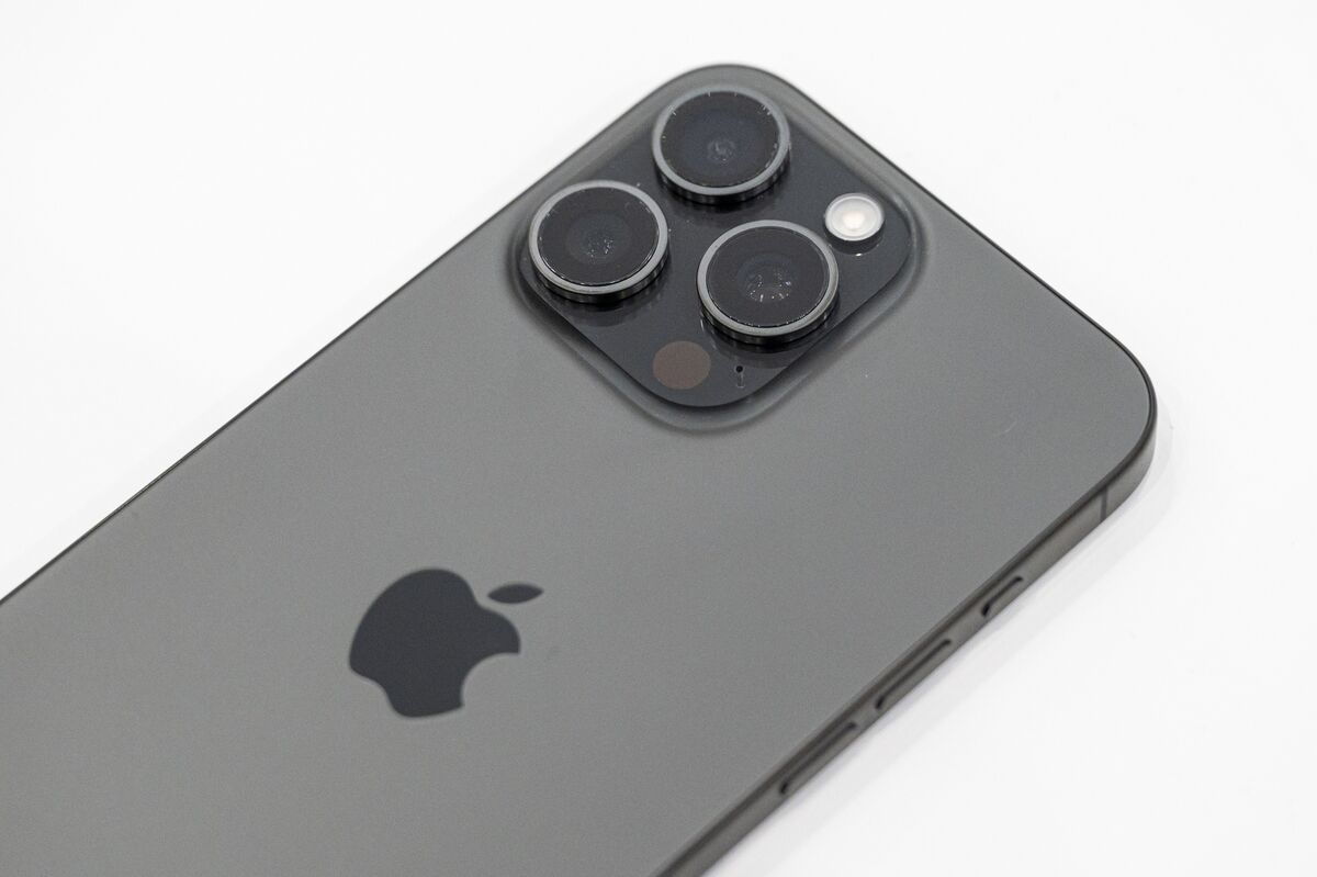 Apple Supplier Lens Tech Said to Price $607 Million Hong Kong Listing at Top of Range