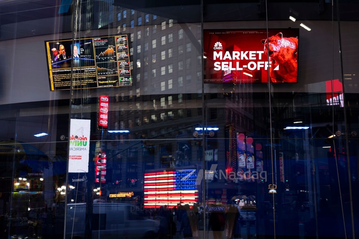 Market's Speculative Fringe Is Blasted as Equity Rout Snowballs