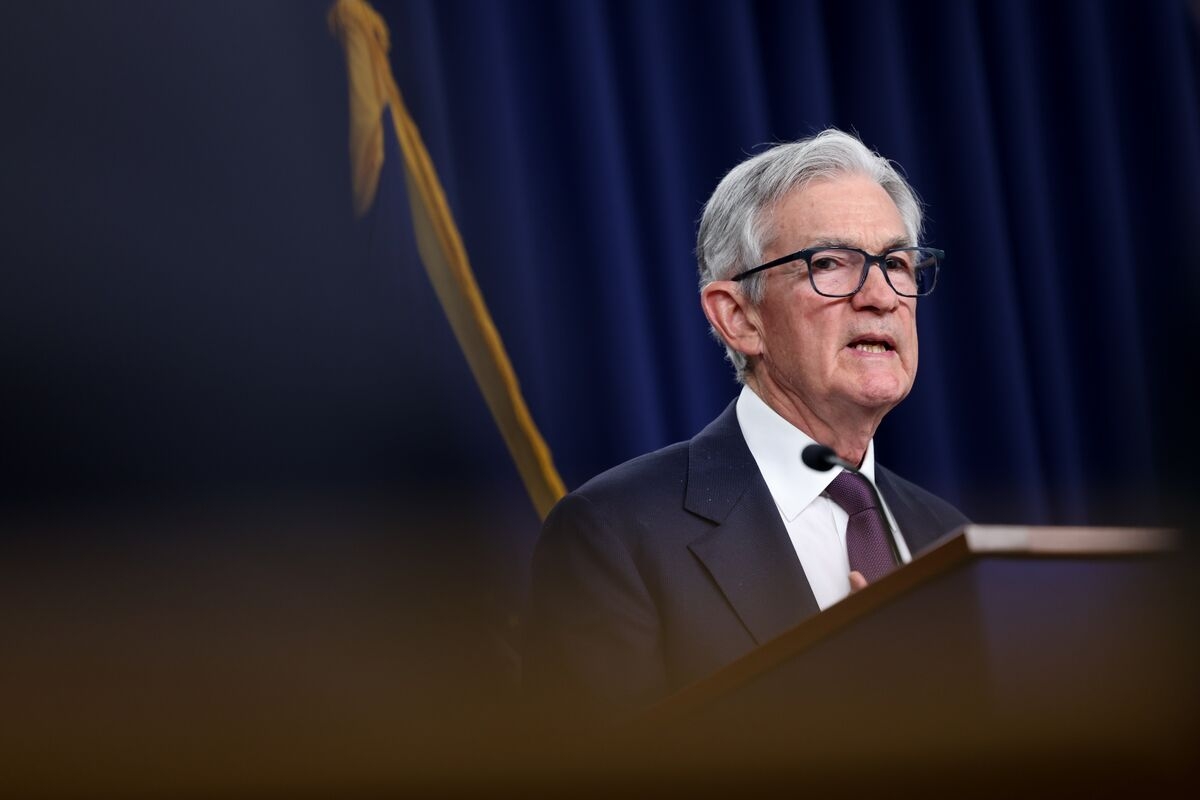 Dollar Falls as Risk of Dovish Fed Offsets Boost From Oil Prices