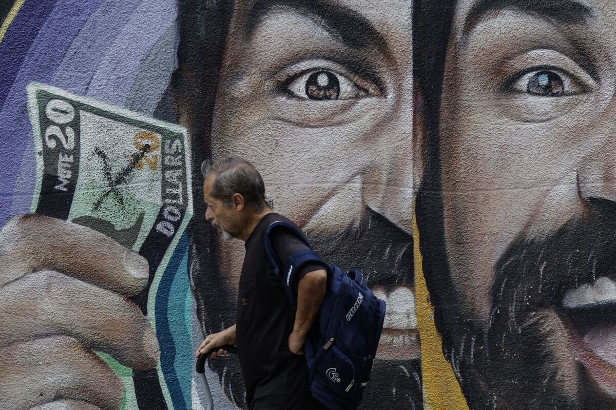 Maduro Locks Up Economists Sharing Data on Venezuela's Decline