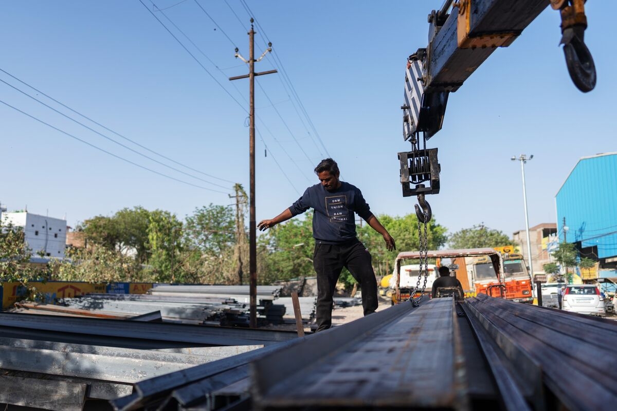 India Economic Activity Retains Momentum in May, Flash PMIs Show