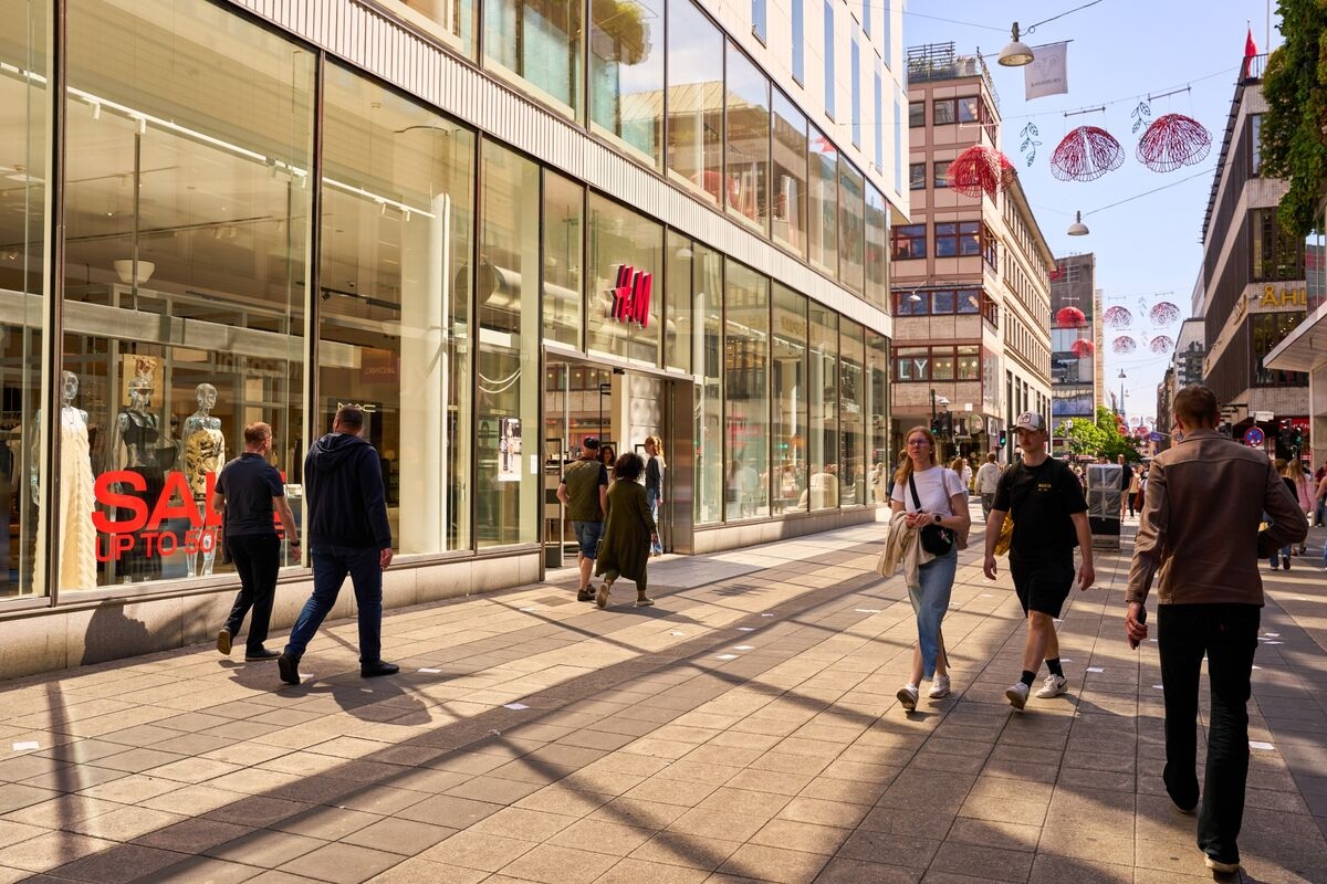 Swedish Retail Sales Drop Pressures Riksbank to Cut Again