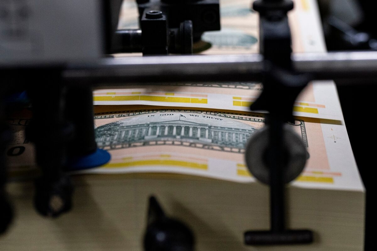 Europe's Top Dollar Bonds Eclipse Treasuries in Safe-Haven Race