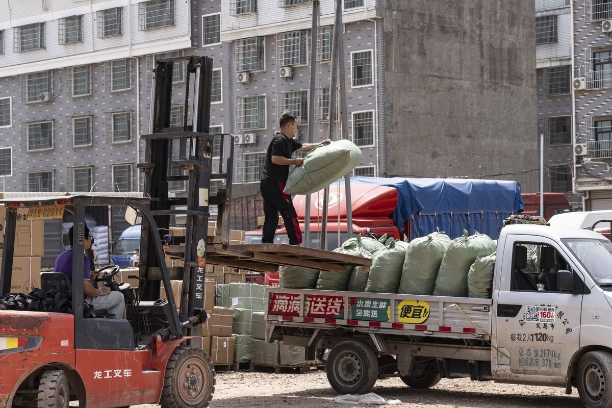 Goldman, JPMorgan Lift China Growth Outlook on US Tariff Truce