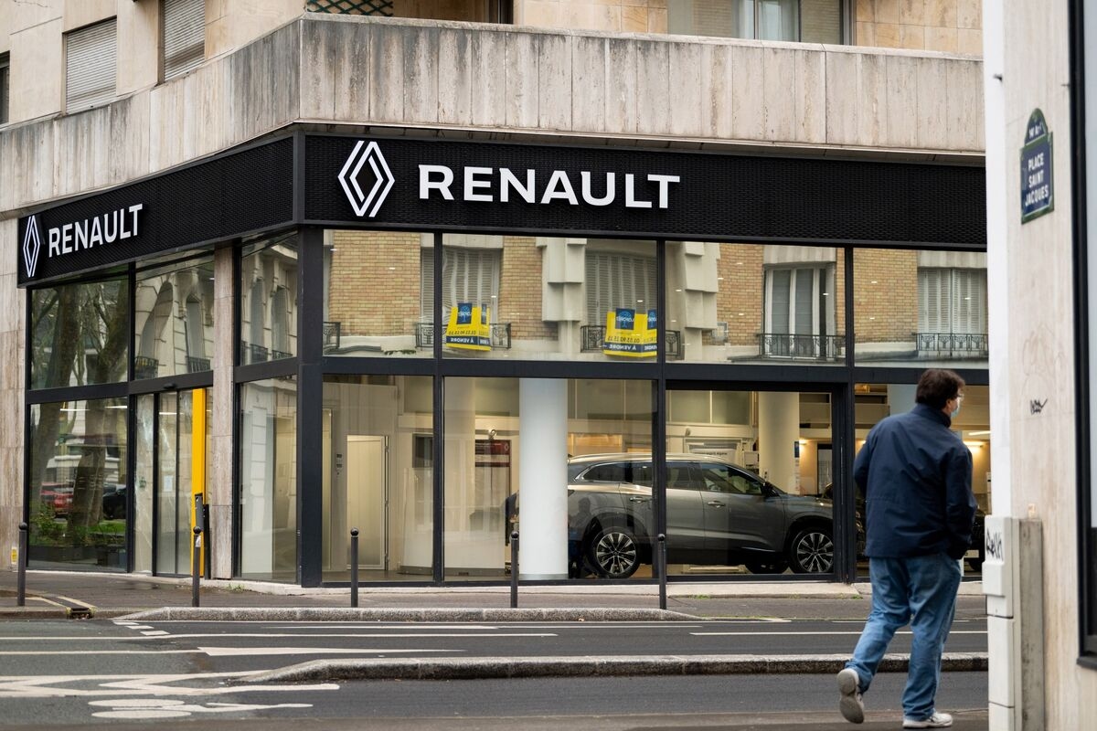 Renault Cuts Margin Outlook, Names CFO Minto Interim CEO
