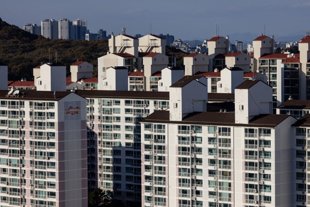 Bank of Korea Warns of Housing, Debt Risks as Easing Continues