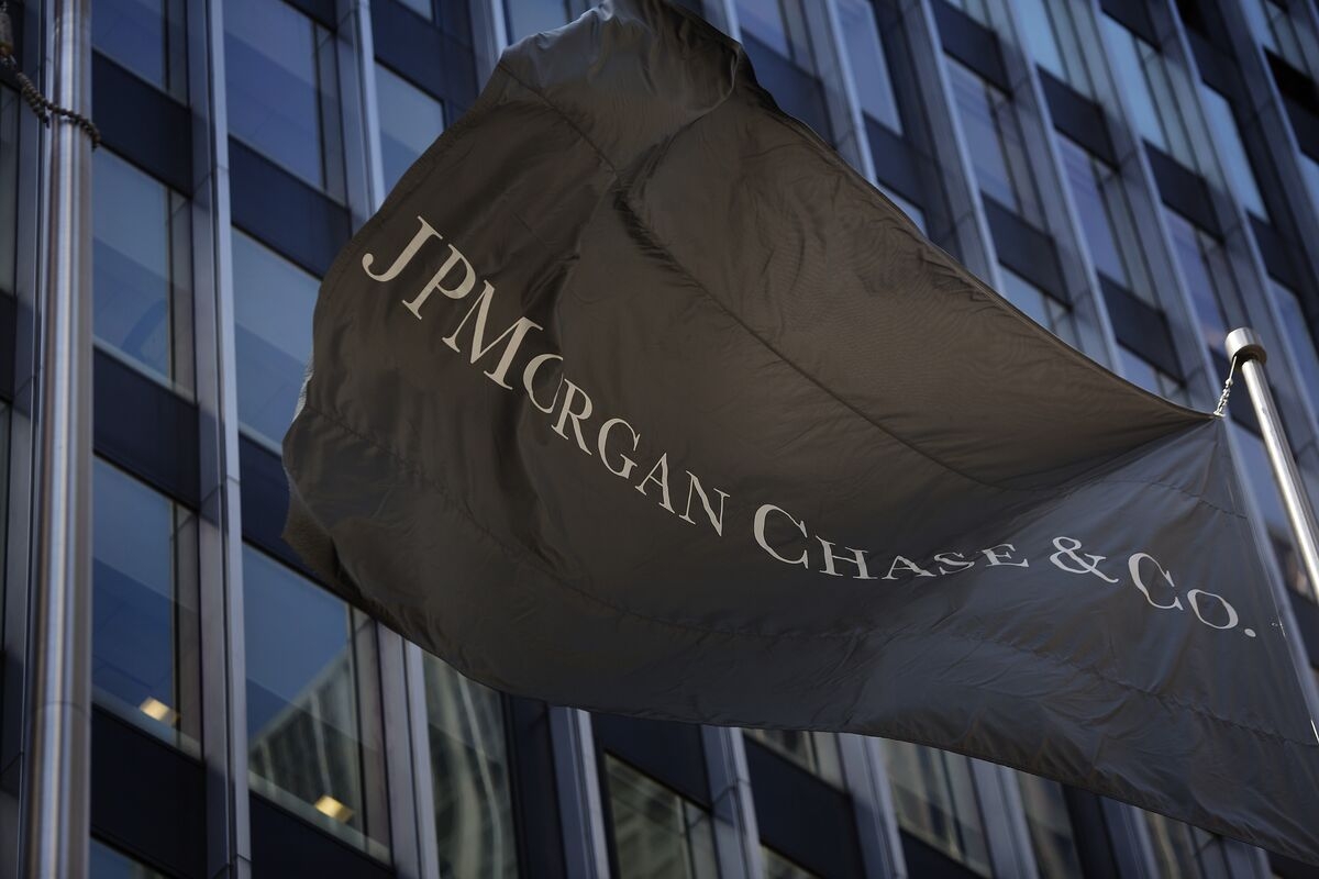 JPMorgan Can Retain Junior Bankers With Cash, Not Threats