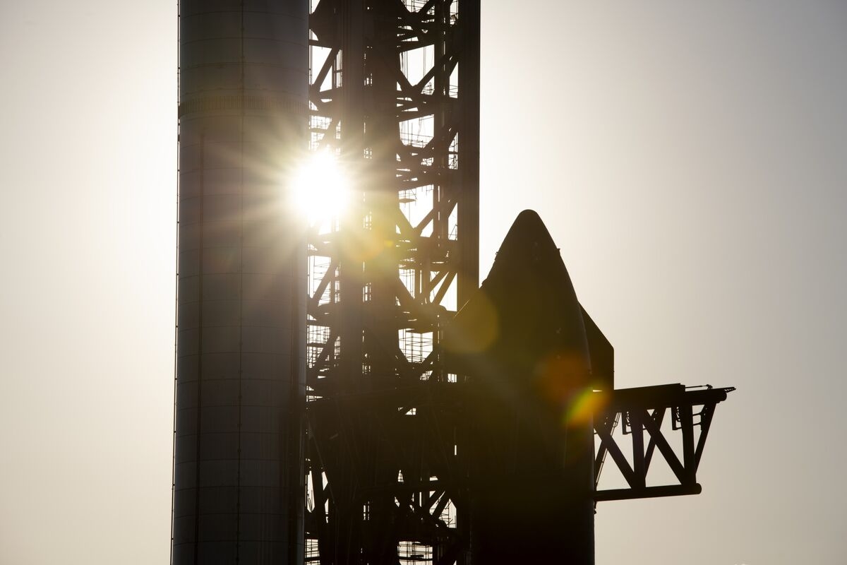 Trump Signs Order to Ease Space Industry Regulations in Musk Win