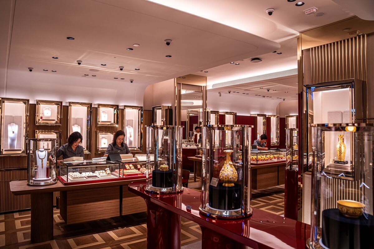 Chow Tai Fook Jewellery Seeks $1 Billion From Convertible Bonds