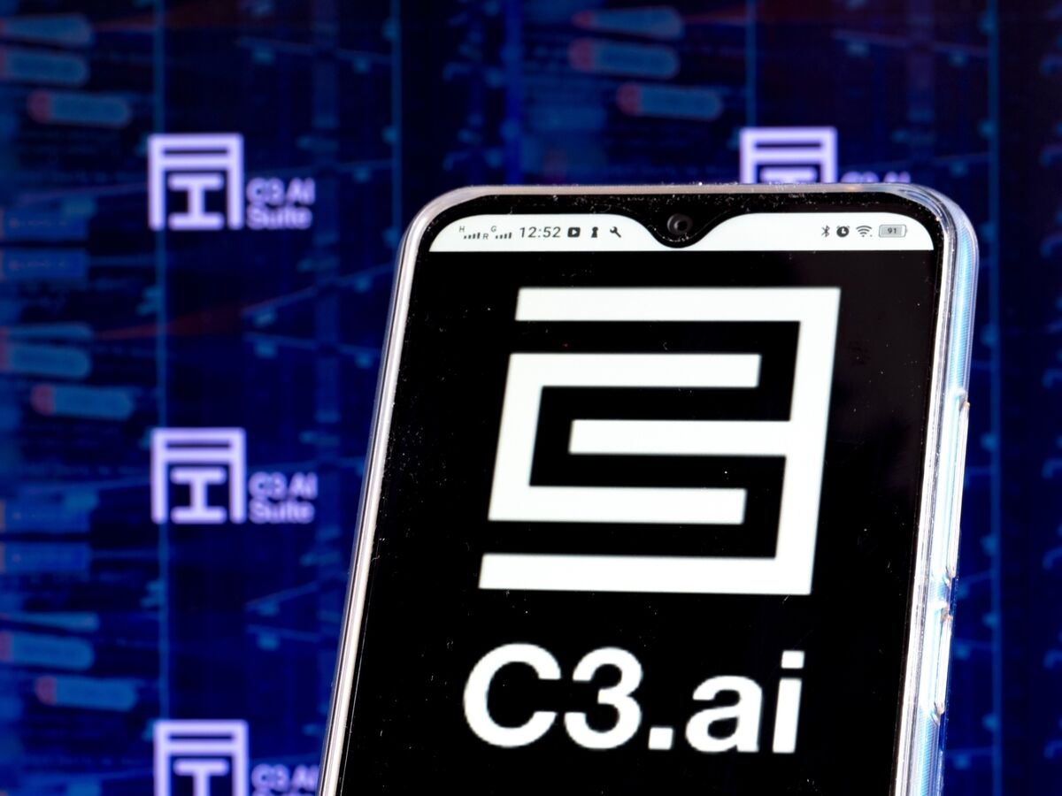 AI Exacerbates Tech Divide With Smaller Stocks Languishing
