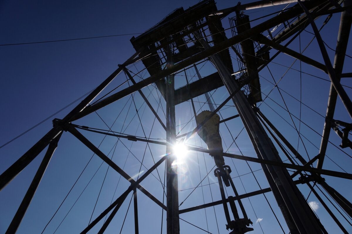 Deutsche Bank Hits Pause on Oil Restrictions, Citing Legal Risks