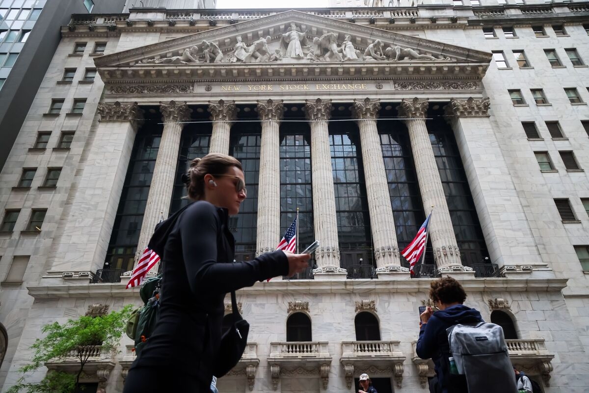 JPMorgan U-Turns on Stock Market, Now Sees Slight Gain for 2025