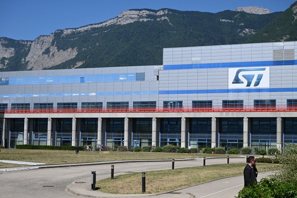 Italy to Strengthen STMicro, Not Tear It Apart, Minister Says
