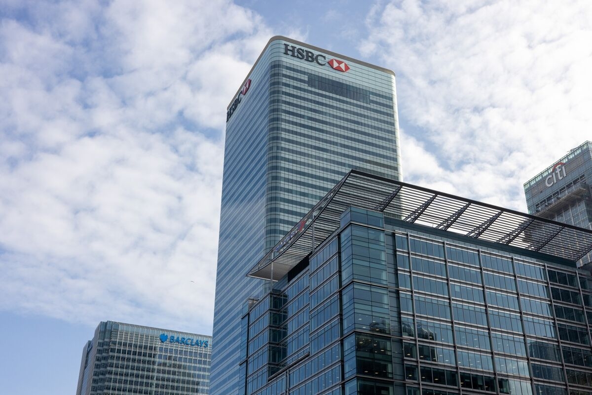 HSBC's Return-to-Office Push Risks Denting CEO's Savings Plan
