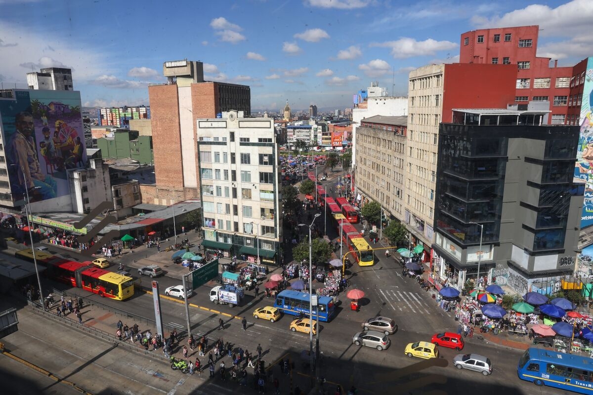 Colombia Holds Key Rate at 9.25% After Two Credit Downgrades