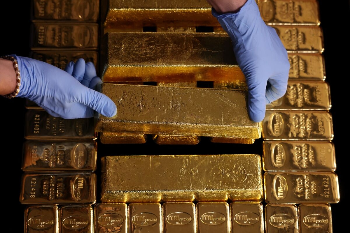 Gold Extends Robust Gains as Trade Worries Spur Flight to Safety