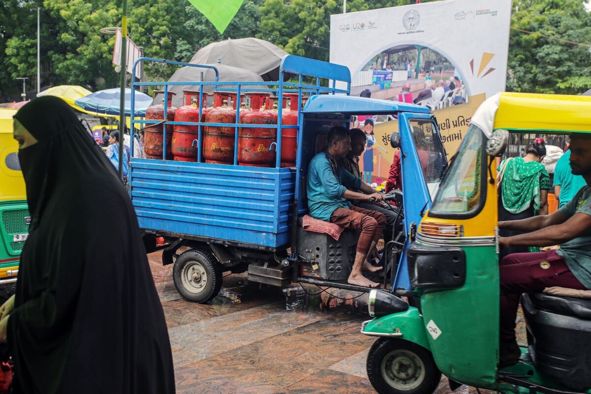 India Clears $3.4 Billion Aid to Firms for Subsidized LPG Sales