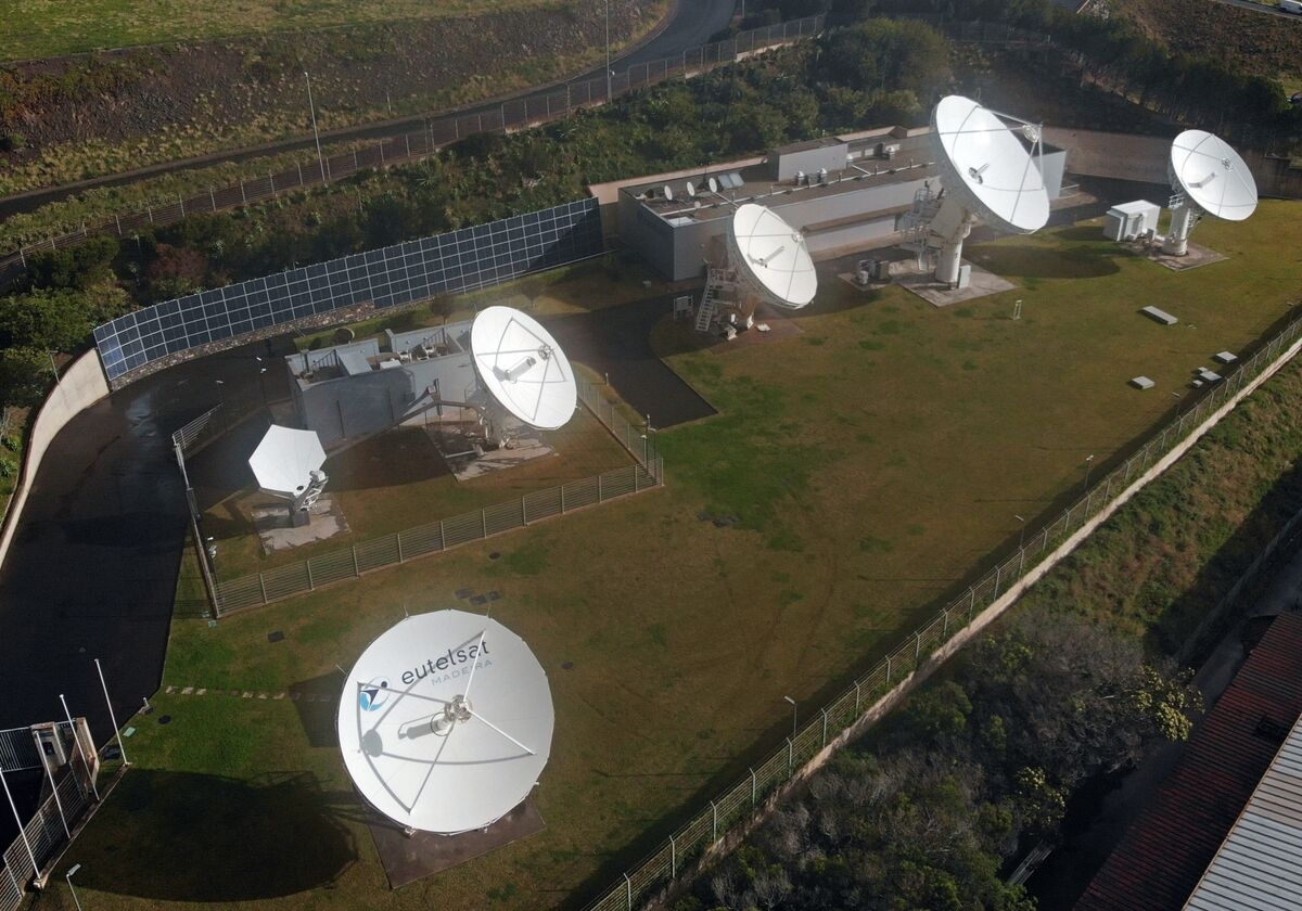 Satellite Operators Unload Ground Stations to Battle Starlink