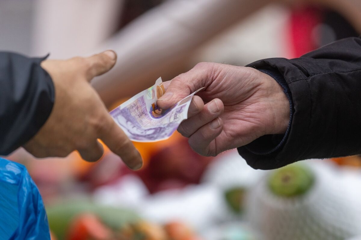 Pound Risks Worst Run in a Decade Ahead of Key Labor Market Data