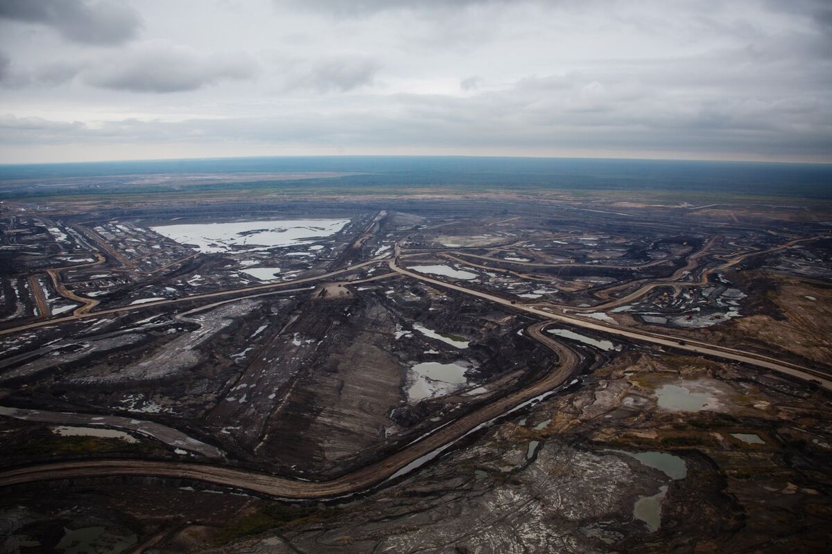 Wildfires in Alberta Pose Growing Threat to Canada's Oil Output