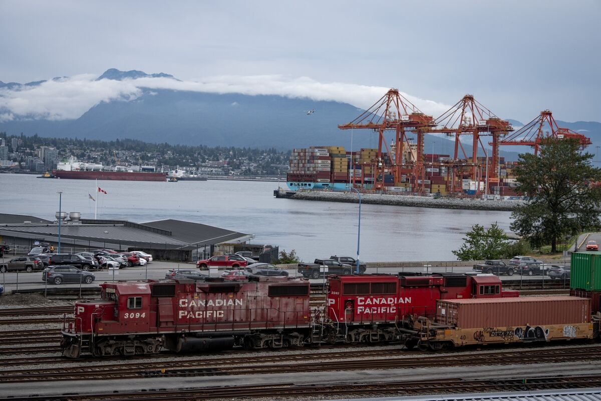 Canada Trade Deficit Hits Record as US Tariffs Crush Exports
