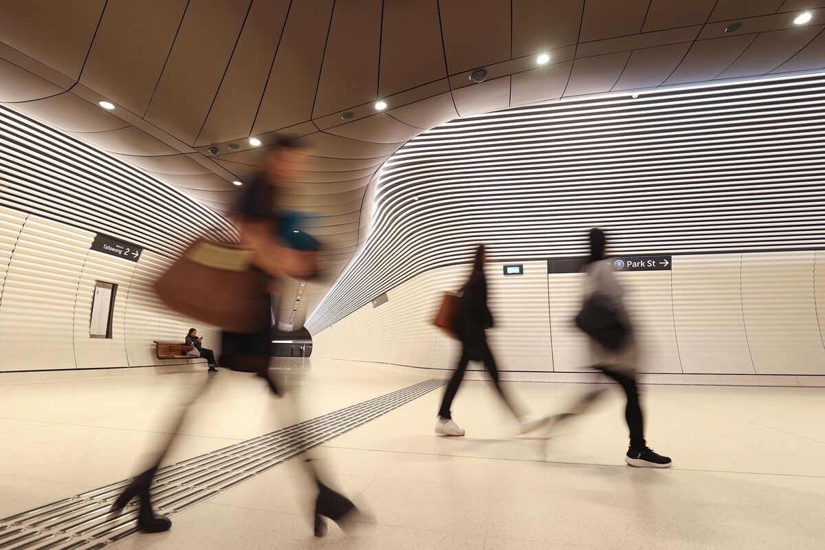 Australia's Wage Growth Stays Elevated in Tight Labor Market
