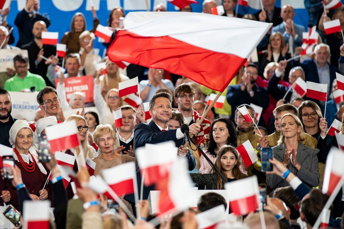 Polish Ballot Set to Jolt Zloty as Pro-EU Front-Runner Pressured