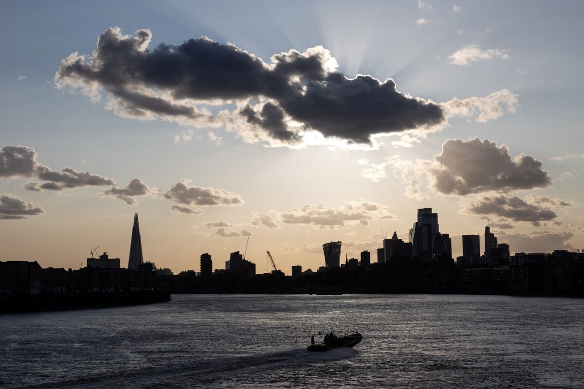 Amundi-Backed AirFund Taps Ex-CS, UBS Executives for UK Office