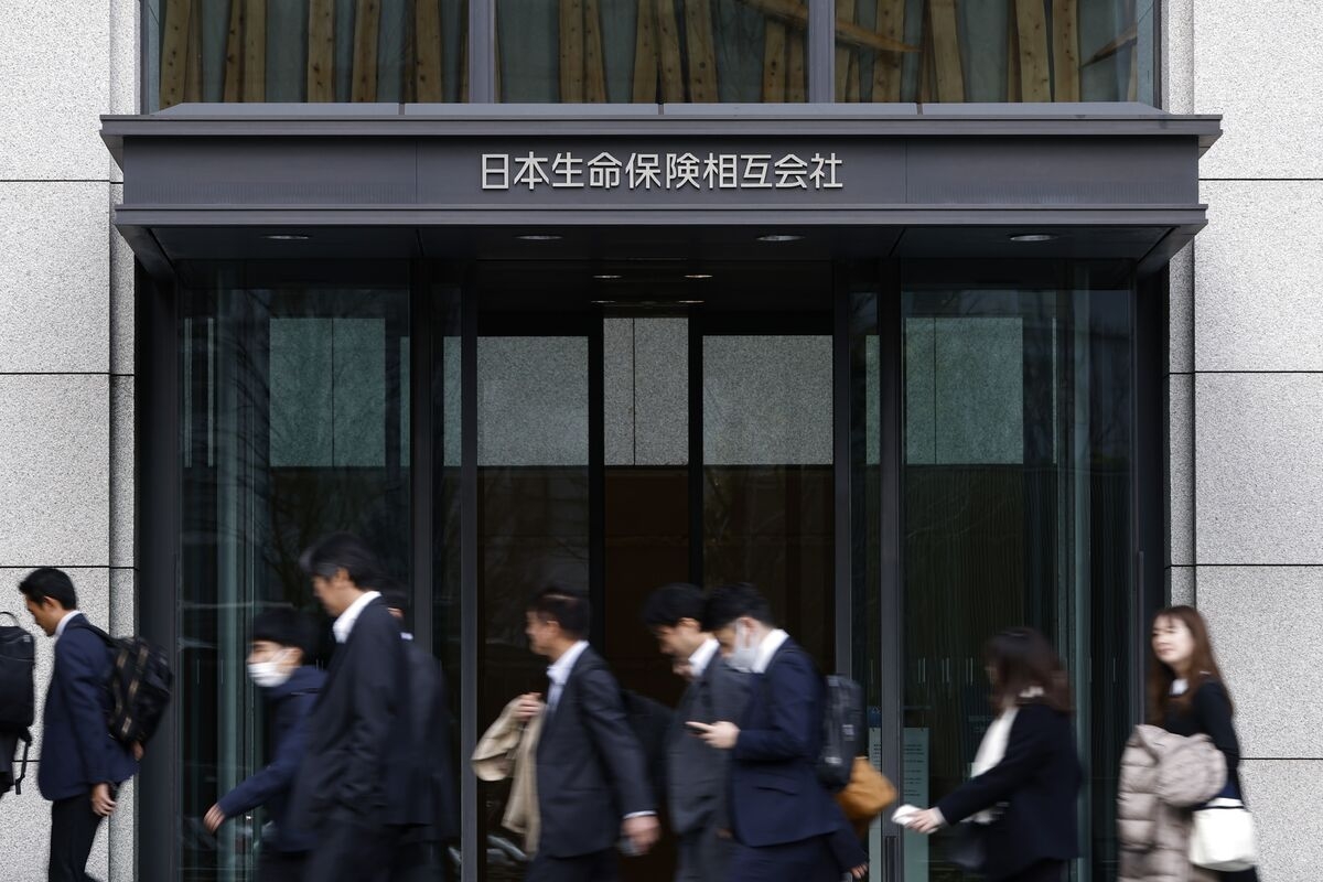 Japan's Top Life Insurer Says Unrealized Bond Losses Tripled