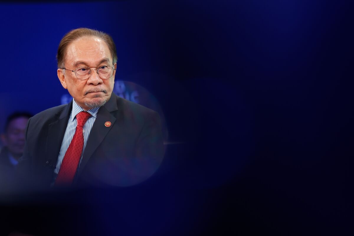 Malaysia's Anwar Defends Lengthening Tenure of Anti-Graft Chief