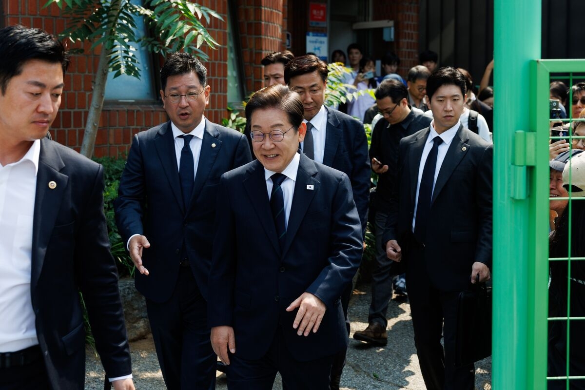Outspoken South Korea Leftist Survived Stabbing on Path to Power
